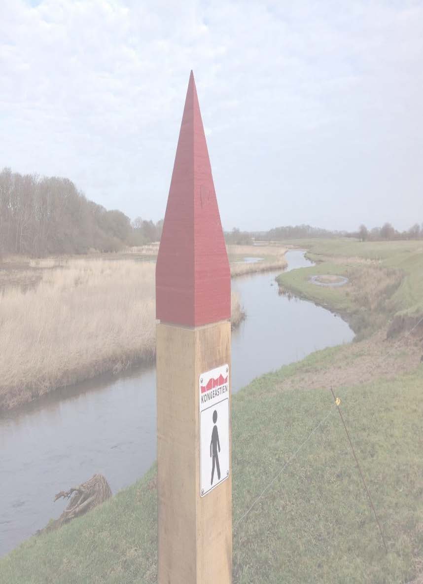 Pæl med skiltning og åen i baggrunden nær Ravningtrappen